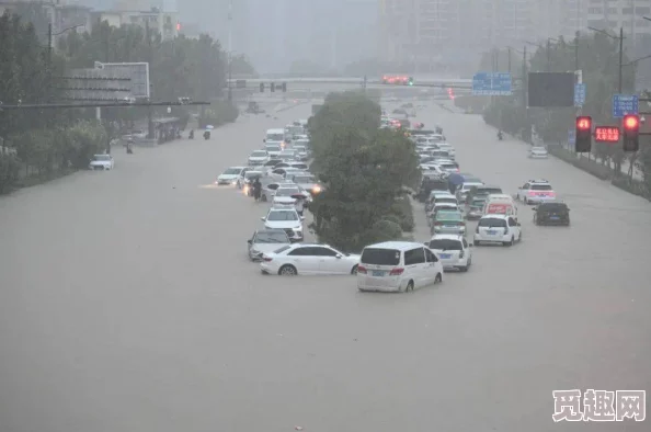 啊啊啊啊啊水好多！全国多地遭遇强降雨，气象部门发布暴雨红色预警，民众需注意安全防范措施！