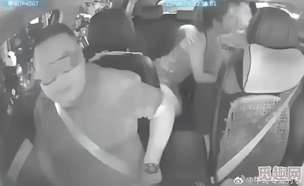 在公车上露着奶被男人玩，旁人目睹后纷纷惊呆，现场瞬间陷入尴尬与不安的氛围中！