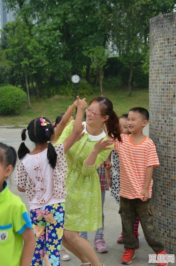 被全班学生c遍的班主任，因幽默教学风格和亲和力受到学生们热爱，成为校园内外热议的话题