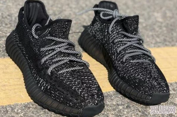 yeezy蜜桃满天星＂引发热议，网友纷纷表示其独特设计与色彩搭配令人惊艳，期待更多新品发布！